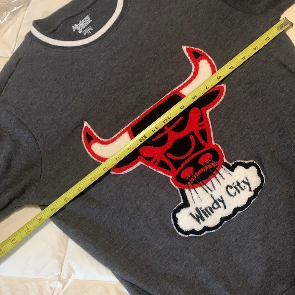 Vintage Chicago bulls sweater shirt, small, “Windy City”, great condition - Picture 7 of 11